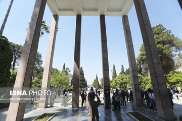 گل‌باران آرامگاه اُستادِ سُخن «سعدی»
