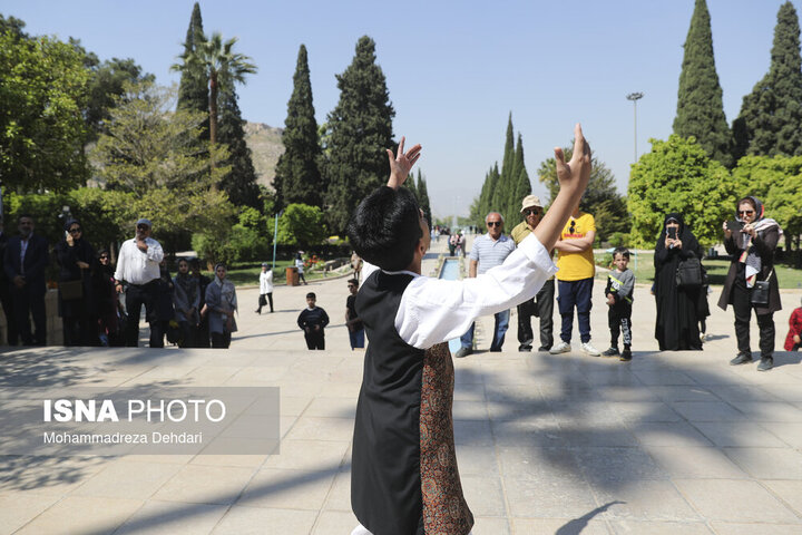 گل‌باران آرامگاه اُستادِ سُخن «سعدی»