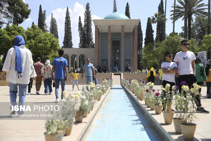 گل‌باران آرامگاه اُستادِ سُخن «سعدی»