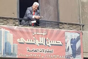 ببینید | عیدی دادن شهروند مصری به همشهریانش به مناسبت عید فطر