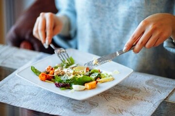 یک بشقاب غذای سالم باید دارای چه مواد غذایی باشد؟ یک بشقاب غذای سالم باید دارای چه مواد غذایی باشد؟