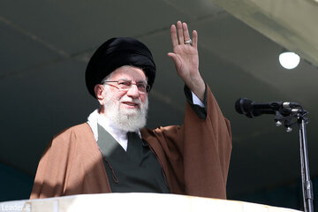قائد الثورة الإسلامية: الأعداء غيروا استراتيجيتهم ولجأوا إلى التضليل وتدبير المؤامرات