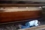 ببینید | نجات معجزه‌آسا یک مرد قبل از برخورد با قطار به سبک فیلم‌های هندی