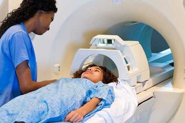 ببینید | دلداری جالب پسر بچه به خواهرش قبل از اسکن MRI در بیمارستان