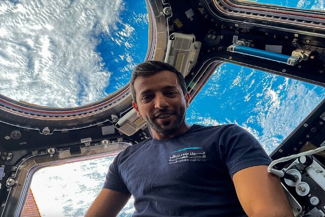 سلفی فضانورد اماراتی در ایستگاه فضایی / عکس