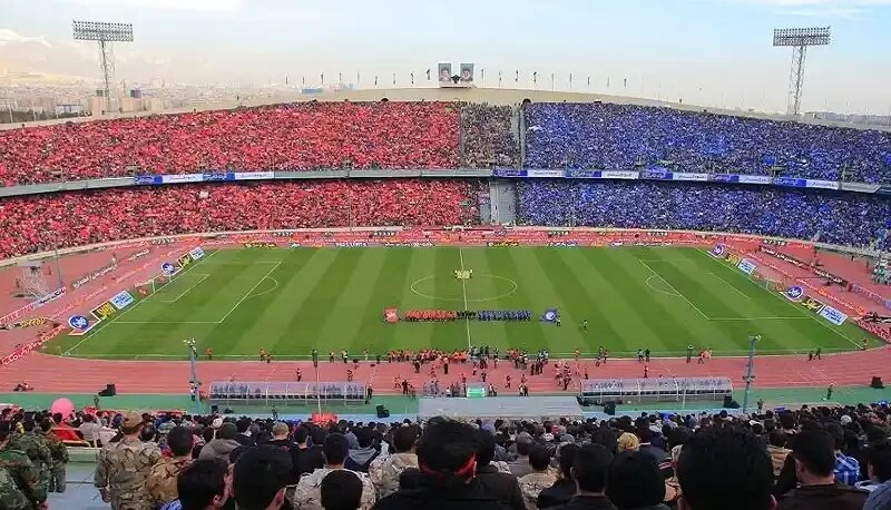 پاسخ هوادار استقلال به کری خوانی یک پرسپولیسی‌ها / عکس