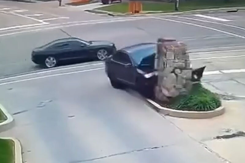 ببینید | حرکت دیوانه‌وار راننده حادثه ساز شد!