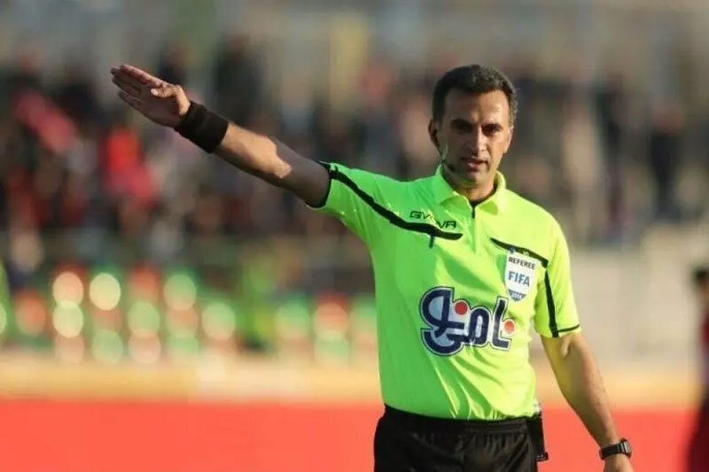 ببینید | اتفاق دور از انتظار وسط زمین فوتبال؛ حرکات تکنیکی داور!