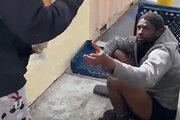 ببینید | اقدام غیرانسانی یک یوتیوبر آمریکایی مقابل مرد بی‌خانمان؛ خوردن غذا مقابل چشم!