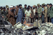 بازدید آیت‌الله خامنه‌ای از «بقایای سربازان آمریکا در طبس» + عکس