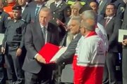 ببینید | اهدای نشان فداکاری به رئیس سازمان هلال احمر ایران از سوی اردوغان