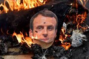 ببینید | تبدیل شدن رئیس جمهور فرانسه به خاکستر وسط خیابان؛ آتش به جان مکرون افتاد!
