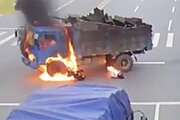 ببینید | لحظه هولناک آتش گرفتن موتور و کامیون پس از تصادف