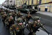 ببینید | آبروریزی بزرگ وسط خیابان‌های اوکراین؛ انتشار ویدیویی از سربازگیری زوری جهت اعزام به جنگ مقابل چشم زنان!