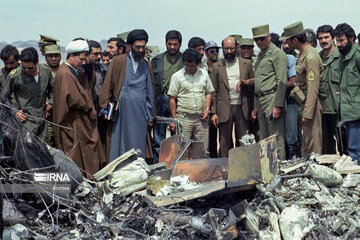بازدید آیت‌الله خامنه‌ای از «بقایای سربازان آمریکا در طبس» + عکس 