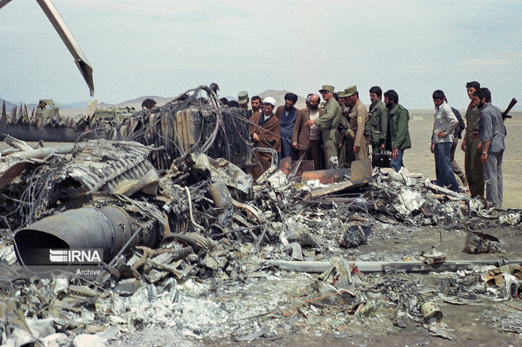 بازدید آیتالله خامنهای از «بقایای سربازان آمریکا در طبس» + عکس