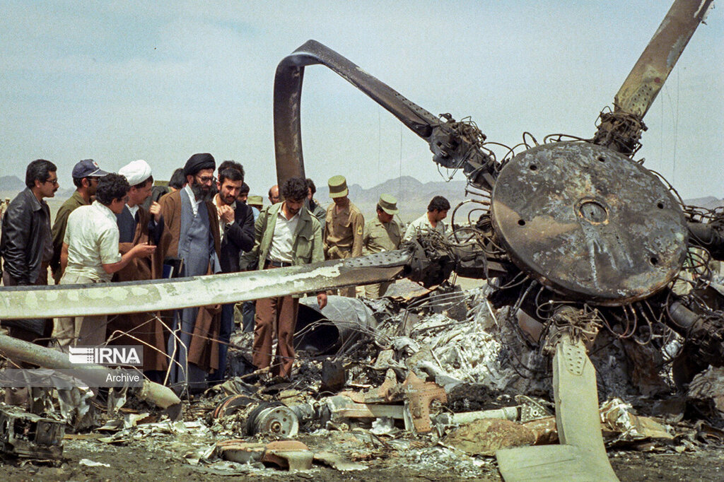 بازدید آیتالله خامنهای از «بقایای سربازان آمریکا در طبس» + عکس