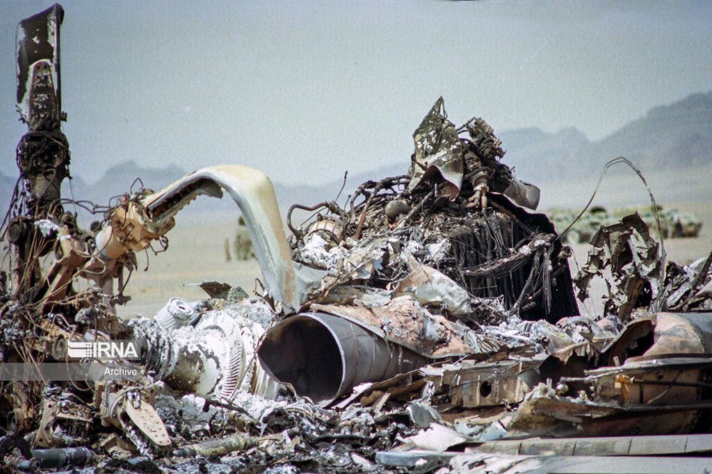 بازدید آیتالله خامنهای از «بقایای سربازان آمریکا در طبس» + عکس