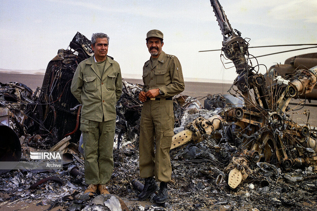 بازدید آیتالله خامنهای از «بقایای سربازان آمریکا در طبس» + عکس