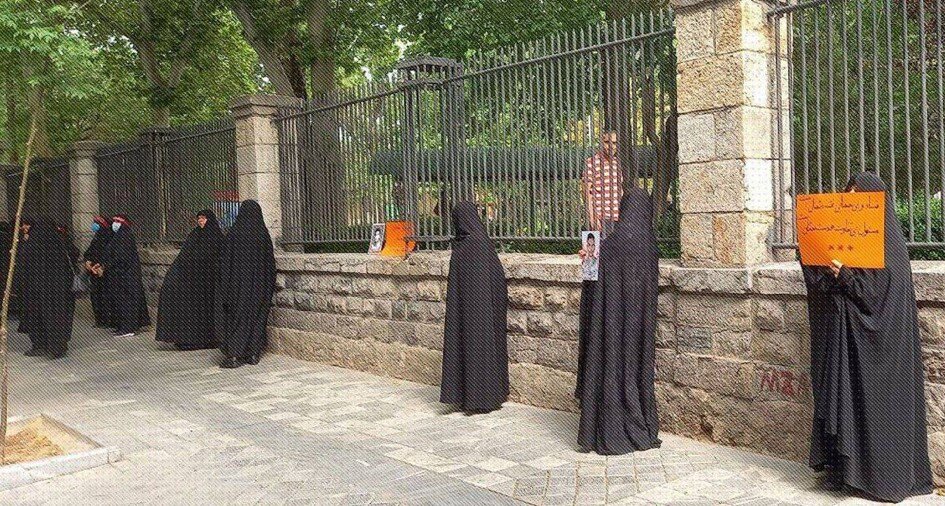 ​​تجمع ضدبی‌حجابی «زنان مججبه» مقابل شورای شهر تهران + عکس