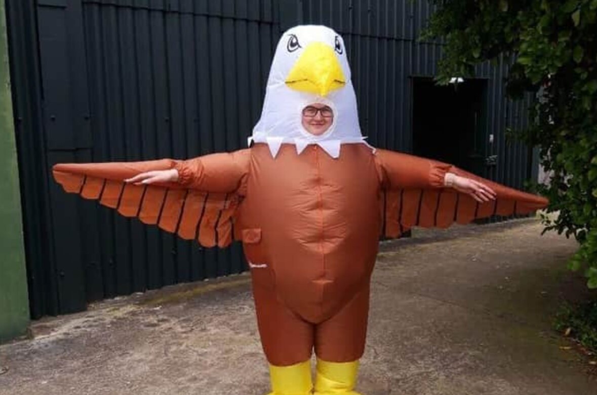 یک آگهی استخدام عجیب؛ این لباس را بپوشید و مرغان دریایی را بترسانید/ عکس