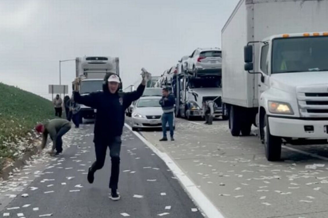 ماجرای مردی که هزاران اسکناس را از ماشینش به بزرگراه پرتاب کرد/ عکس