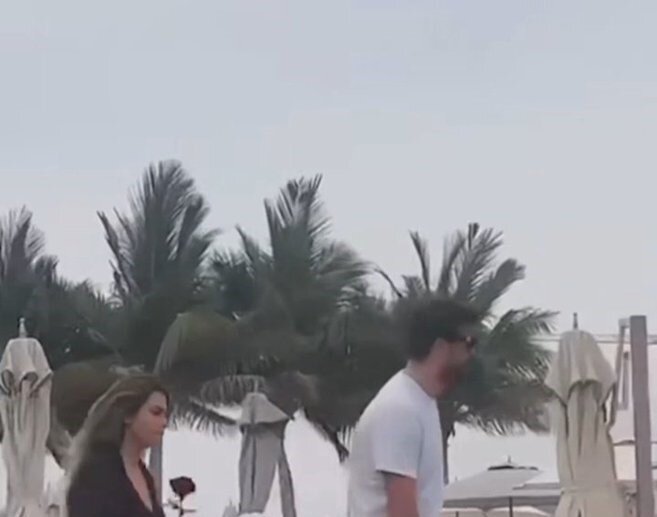 عکس | تعطیلات رومانتیک پیکه و کلارا در سواحل خلیج فارس