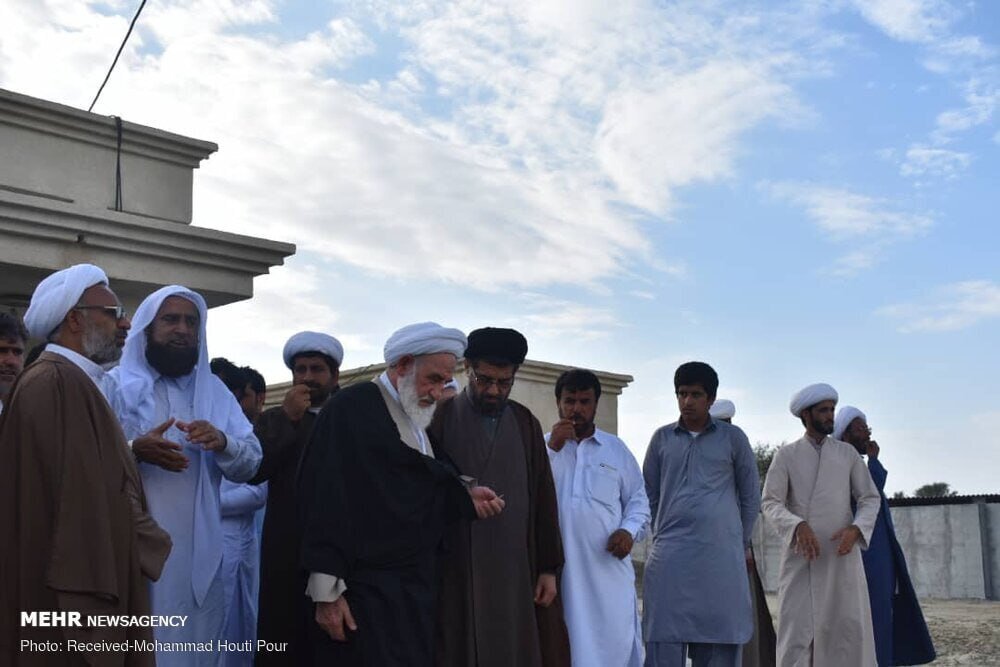 تصاویر آیتالله سلیمانی در امدادرسانی به سیلزدگان جنوب کشور