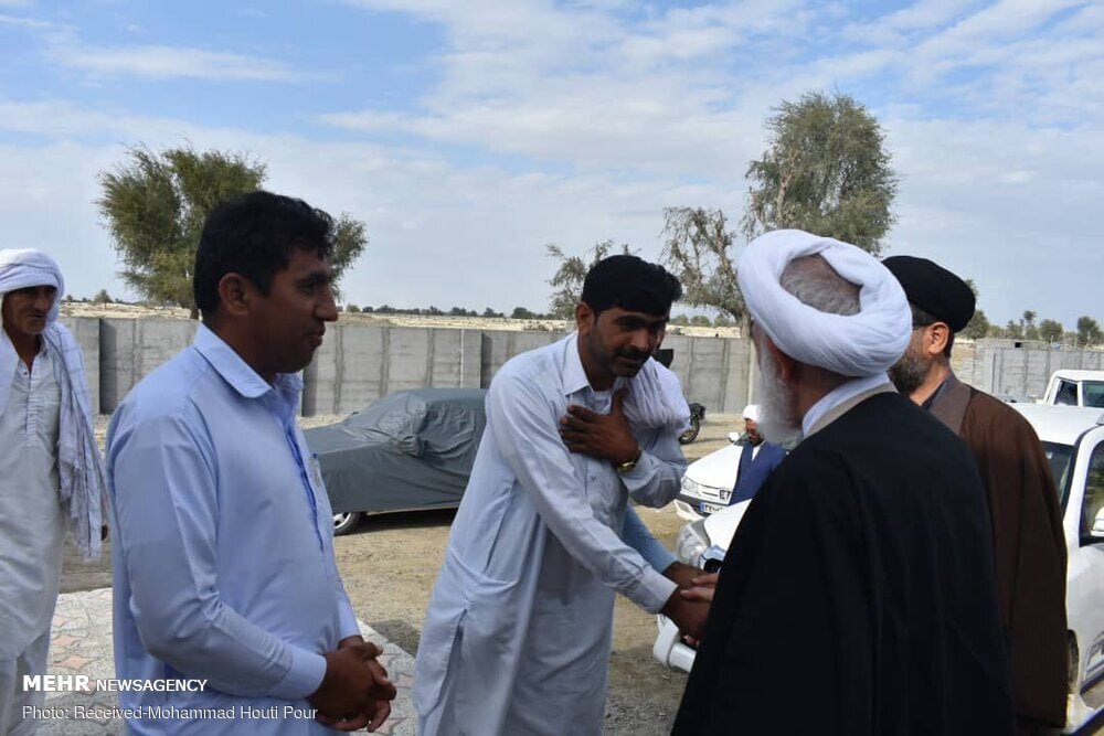 تصاویر آیتالله سلیمانی در امدادرسانی به سیلزدگان جنوب کشور