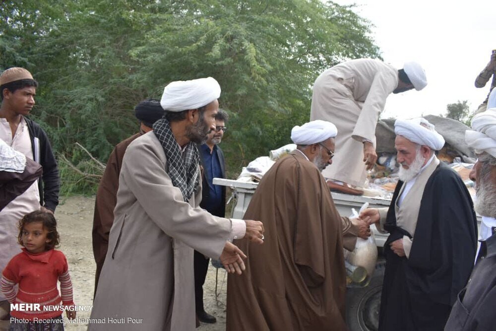 تصاویر آیتالله سلیمانی در امدادرسانی به سیلزدگان جنوب کشور