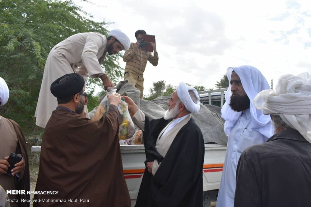 تصاویر آیتالله سلیمانی در امدادرسانی به سیلزدگان جنوب کشور