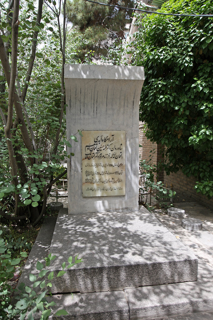 متفاوت‌ترین گورستان تهران؛ چه‌کسانی این‌جا دفن هستند؟