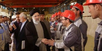 دیدار «غیرمنتظره» رئیسی با کارگران هفت‌تپه + عکس