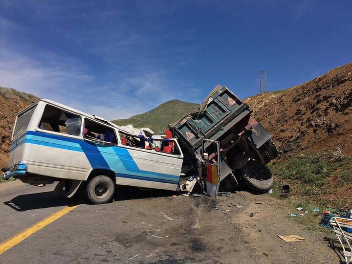تصاویری از محل تصادف مینی‌بوس و کامیون در کردستان با ۵ مصدوم و ۵ جان‌باخته