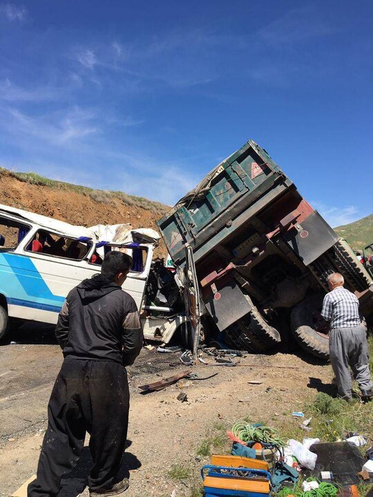 تصاویری از محل تصادف مینی‌بوس و کامیون در کردستان با ۵ مصدوم و ۵ جان‌باخته