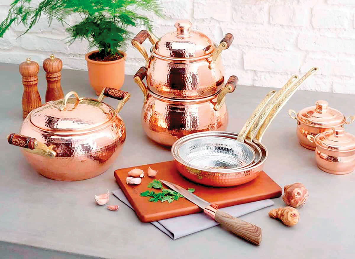 ۵ روش برای براق کردن ظروف مسی؛ معجزه سس گوجه فرنگی در درخشش مس