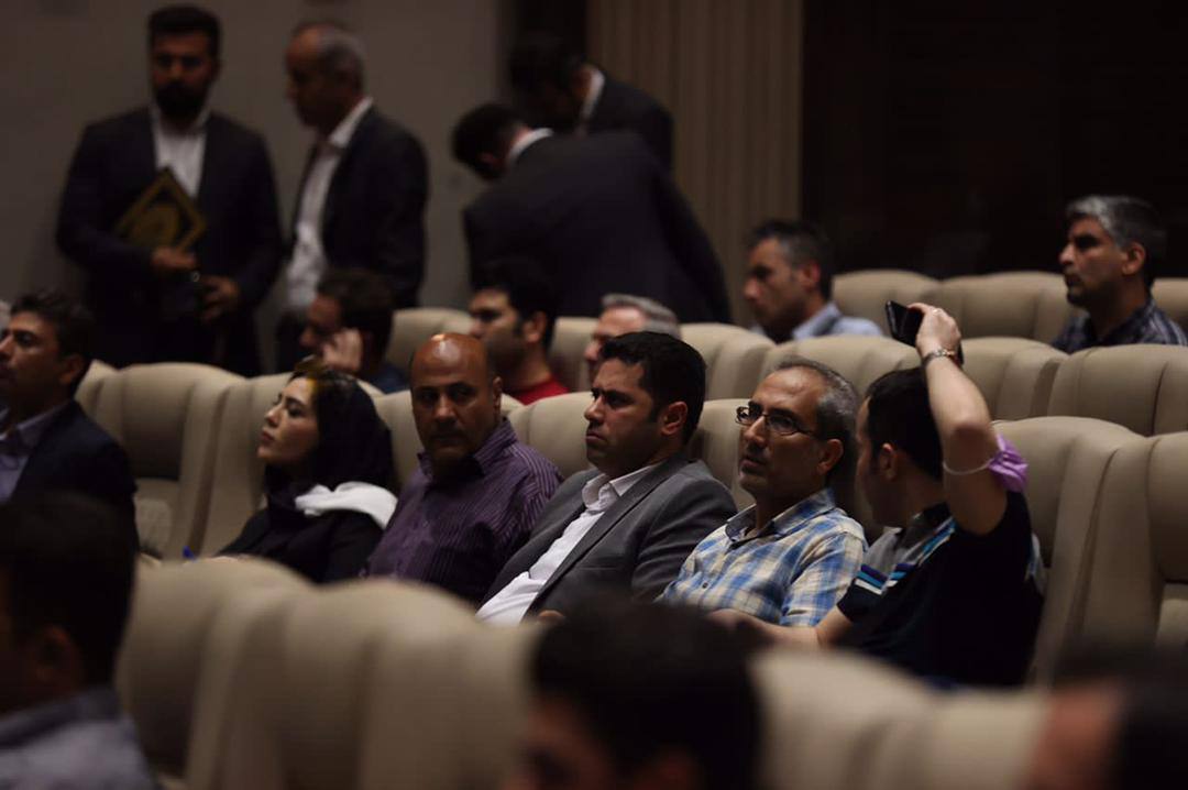 نشست سرپرست و رئیس هیأتمدیره بانک آینده با جمعی از سهامداران