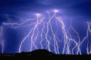 ببینید | لحظه دردناک برخورد صاعقه مرگبار به دختر جوان در حین گرفتن سفلی / حاوی تصاویر تلخ