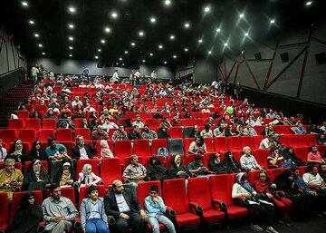 کار سینما با ۵۰۰ هزار سالن هم درست نمیشود؛ مشکل جای دیگری است کار سینما با ۵۰۰ هزار سالن هم درست نمیشود؛ مشکل جای دیگری است