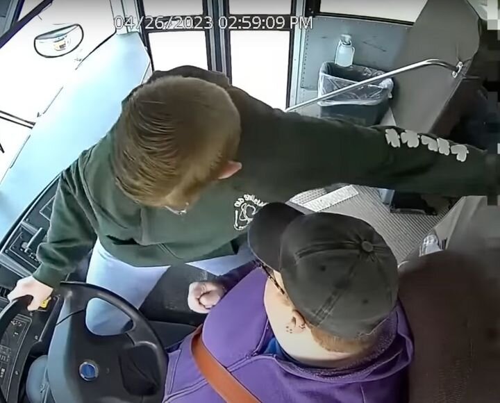 راننده سرویس سکته کرد، دانش‌آموز کلاس هفتمی اتوبوس را هدایت کرد/ عکس