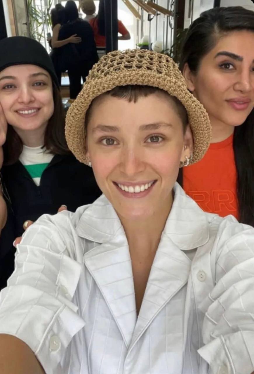 عکس | سلفی جنجالساز فرشته حسینی با موهای بسیار کوتاه در کنار دوستانش