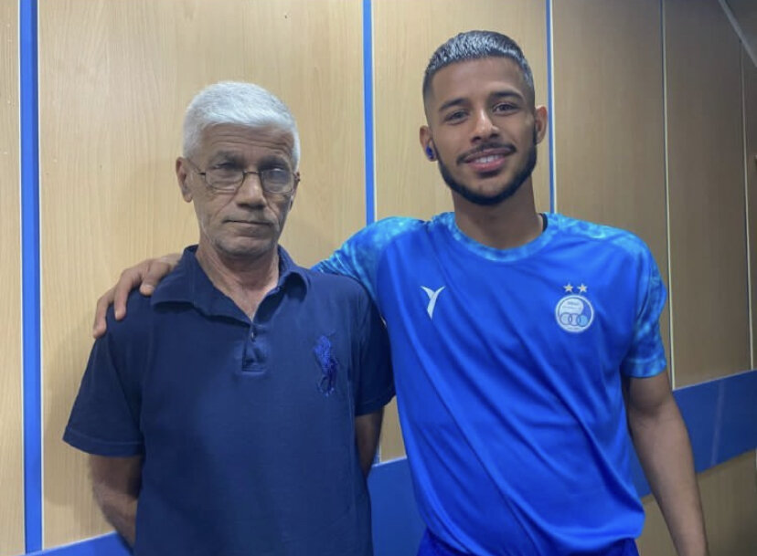 عکس | پدر مهدی قایدی تماشاگر ویژه بازی استقلال