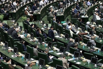 تصاویر | این نماینده با لباس ایران‌خودرو به جلسه استیضاح وزیر رفت