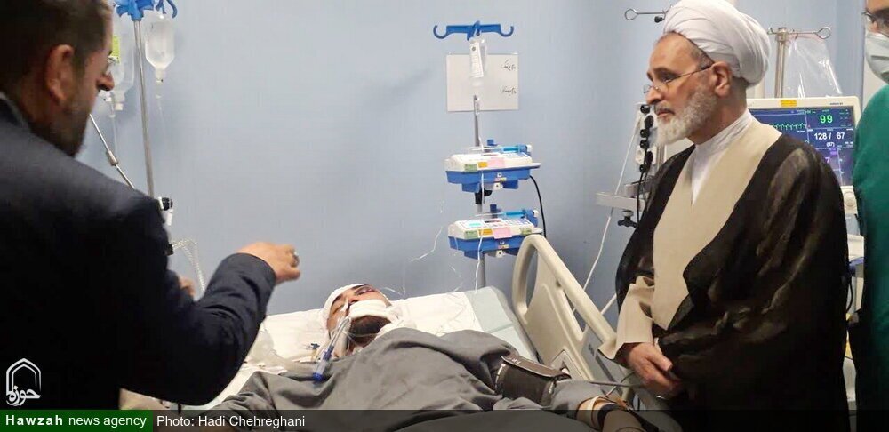 عیادت از طلبه مجروح حادثه حمله به یک روحانی در قم / عکس ها