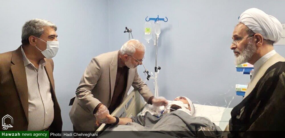 عیادت از طلبه مجروح حادثه حمله به یک روحانی در قم / عکس ها