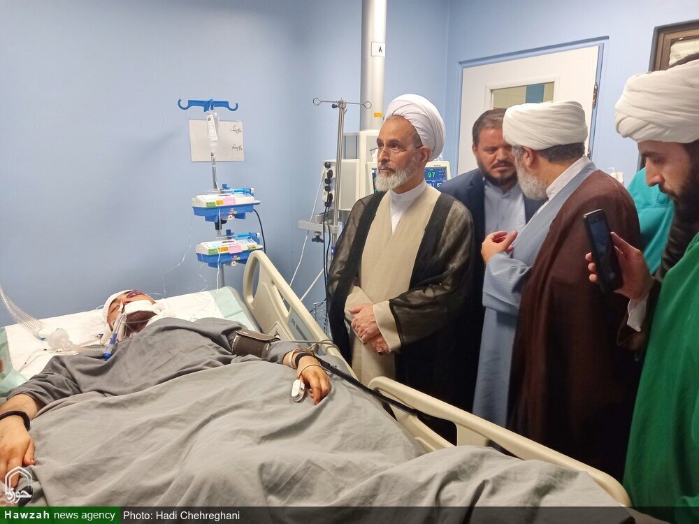 عیادت از طلبه مجروح حادثه حمله به یک روحانی در قم / عکس ها
