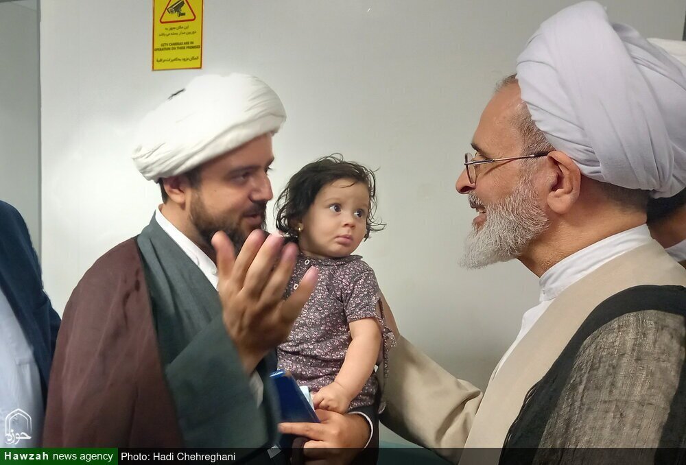 عیادت از طلبه مجروح حادثه حمله به یک روحانی در قم / عکس ها