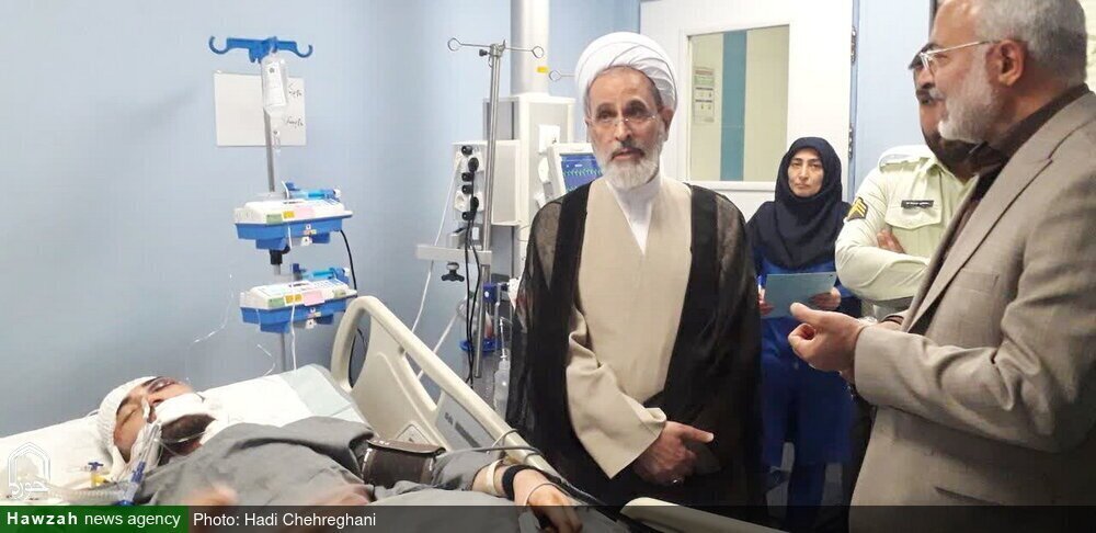 عیادت از طلبه مجروح حادثه حمله به یک روحانی در قم / عکس ها
