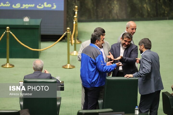 کدام نماینده با «لباس فرم ایران‌خودرو» به جلسه استیضاح وزیر صمت رفت؟ + عکس‌ها