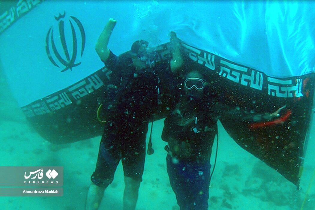 نصب بزرگترین پرچم ایران در عمق آبهای خلیج فارس